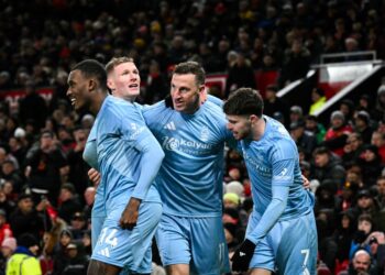 Penyerang Nottingham Forest,  Chris Wood (tengah) meraikan jaringan gol dengan rakan sepasukan dalam aksi Liga Perdana Inggeris menentang Manchester United di di Old Trafford, pagi ini. - AFP