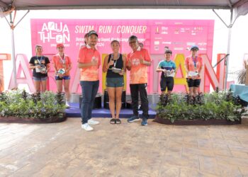 (Dari kiri) Pengarah Perlumbaan Toto Ong, pelumba terpantas Wanita Diana Qistina Redza dan Ketua Pengarah XS Elite Performance, Nor Aznan bergambar ketika majlis penyampaian hadiah Kuala Langat Aquathlon 2024 di Tanjung Sepat, semalam.