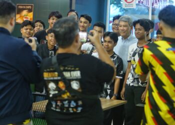 MOHAMAD Hasan bergambar bersama sebahagian peserta yang mengambil bahagian pada Pertandingan eSports Piala Tok Mat di Senawang, Seremban hari ini.-UTUSAN/MOHD. SHAHJEHAN MAAMIN.