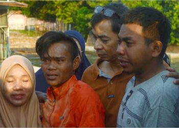 MUHAMMAD Ikmal Hakimi (dua, kiri) dan Nor Hasrul Abdullah (kanan) sayu dapat bertemu kembali ahli keluarga selepas hanyut di laut selama enam hari, sejurus tiba di Jeti Limbongan Kapal Batu Maung, Pulau Pinang, semalam. – UTUSAN/IQBAL HAMDAN