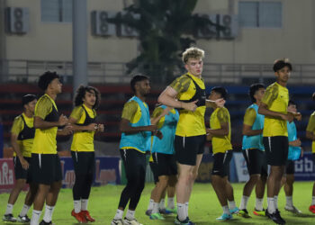 BARISAN Pemain-pemain Harimau Malaya melakukan persiapan terakhir sebelum turun menentang Kemboja dalam aksi sulung Kumpulan A Piala ASEAN di Stadium Olimpik, Phnom Penh, petang ini.-IHSAN FAM