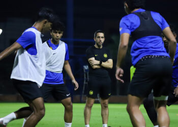 Pau Marti Vicente (tengah) memberi arahan kepada pemain-pemain Harimau Malaya pada sesi latihan di Bangkok, semalam.-IHSAN FAM