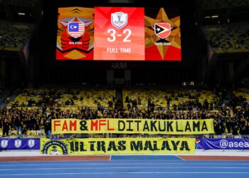 Kain rentang dinaikkan Ultras Malaya sejurus selepas tamat perlawanan peringkat kumpulan Piala ASEAN 2024 Malaysia menentang Timor Leste, di Stadium Nasional Bukit Jalil, kelmarin.-UTUSAN/SHIDDIEQIIN ZON