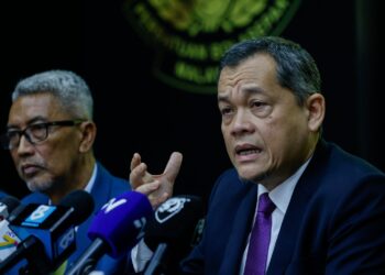 PRESIDEN Persatuan Bolasepak Malaysia (FAM), Tan Sri Hamidin Mohd Amin (kanan) pada sidang akhbar Mesyuarat Jawatankuasa Eksekutif Kali ke-13 bagi Penggal 2021-25, di Wisma Kelana Jaya, di sini hari ini.-UTUSAN/SHIDDIEQIIN ZON