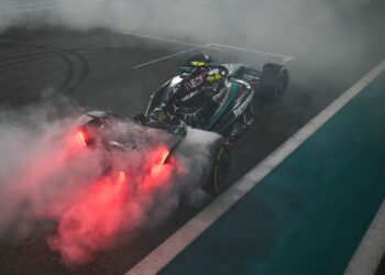 Pelumba pasukan Mercedes Lewis Hamilton mempamerkan kemahiran memandu di hadapan penonton di litar Yas Marina, selepas berakhir perlumbaan Grand Prix Abu Dhabi, kelmarin. - AFP