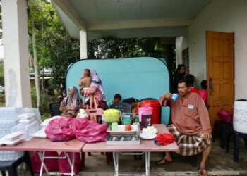 SEBAHAGIAN mangsa banjir tinggal di pusat pemindahan sementara (PPS) berikutan rumah mereka dinaiki air di Kampung Kuala Pai, Padang Terap. - UTUSAN/SHAHIR NOORDIN