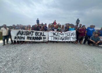 SEBAHAGIAN penduduk Mukim Batu Hitam berpiket secara aman di tapak pembinaan rel ECRL Kampung Batu Hitam, Pasir Puteh, Kelantan, hari ini. - UTUSAN/TOREK SULONG