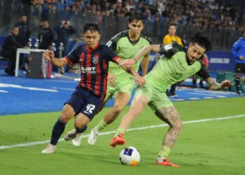 PENYERANG JDT, Arif Aiman Hanapi diasak oleh pemain pertahanan Buriram United, Curtis Good pada perlawanan Liga Juara-Juara Asia Elite di Stadium Sultan Ibrahim Iskandar Puteri.