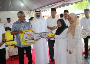 AL SULTAN ABDULLAH Ri`ayatuddin Al-Mustafa Billah Shah (dua dari kiri) menyampaikan replika kunci rumah Ru'RASA kepada keluarga Suzaini Bachik di Kampung Bukit Lada, Kerdau di Temerloh, Pahang. - FOTO/SALEHUDIN MAT RASAD