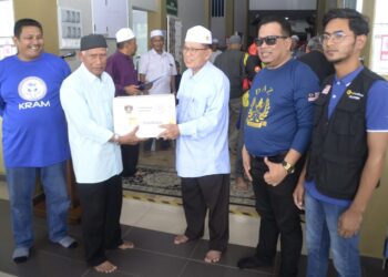 IMAM Masjid Aman Simpang Kuala, Alor Star, Kedah, Md. Saad Abas (tengah) dan Zuhairi Ab Kadir (dua dari kanan) menyampaikan bantuan kepada asnaf di Alor Star, Kedah.