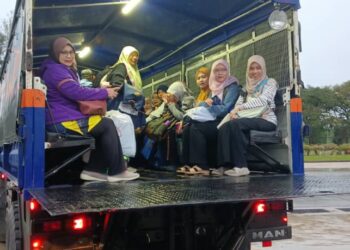 APM bantu petugas peperiksaan MUET untuk ke pusat peperiksaan bertempat di Kolej Matrikulasi Pahang, Gambang di Kuantan, Pahang.