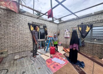 BUMBUNG bahagian ruang tamu rumah Muhamad Bakeri Mohd. Sidek musnah diterbangkan kepala angin di Kampung Selamat di Kuantan, Pahang. - FOTO/NORHAFIZAN ZULKIFLI