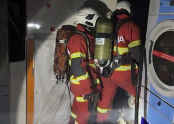 ANGGOTA bomba berusaha memadam kebakaran di sebuah kedai dobi di Taman Amanlina Lestari di Raub, Pahang.