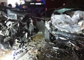 KEMALANGAN melibatkan Toyota Vios dan Proton Persona meragut dua nyawa di Jalan Mersing-Kota Tinggi berhampiran simpang masuk Ladang Arami Jaya, Mersing.