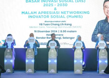 MOHAMMAD Yusof Apdal (tengah) melakukan gimik Peluncuran Dasar Inovasi Sosial (DIS) 2025-2030 dan Malam Apresiasi Networking Inovator Sosial (MaNIS) di Hotel Tenera di sini, hari ini. - UTUSAN/FARIZ RUSADIO