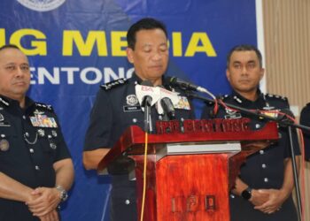 YAHAYA Othman (tengah) ketika sidang akhbar Kejayaan Tangkapan Kumpulan Samun 'Geng Heri' di Ibu Pejabat Polis Daerah Bentong di Bentong, Pahang. - FOTO/SALEHUDIN MAT RASAD