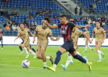 PENYERANG JDT, Bergson Da Silva dikawal dua pemain pertahanan Sri Pahang FC dalam aksi Liga Super di Stadium Sultan Ibrahim, Iskandar Puteri.