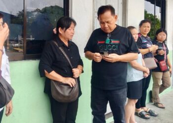 JUIL Nuatim (dua kiri) bertemu dengan ibu mendiang Olivia, Lina Sham (kiri) di Mas Kargo di Kota Kinabalu baru-baru ini.