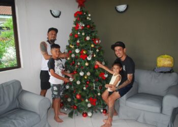 ELTON Ike Nonis bersama Kevin Mitchel De Souza menghias pokok Krismas di Kampung Portugis, Banda Hilir, Melaka. - UTUSAN/AMRAN MULUP