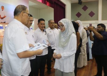 WAN ROSDY Wan Ismail (kiri) menyampaikan insentif kecemerlangan kepada pelajar di Dewan Titiwangsa Universiti Teknologi Mara (UiTM) Cawangan Pahang Kampus Raub di Raub, Pahang. - FOTO/SALEHUDIN MAT RASAD