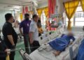 Ngwe Hee Sem sewaktu melawat Muhammad Uwais Al-Qarni Khairul Ikhwan di ICU Hospital Melaka.