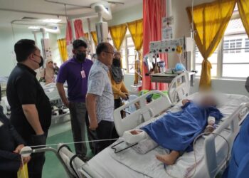 Ngwe Hee Sem sewaktu melawat Muhammad Uwais Al-Qarni Khairul Ikhwan di ICU Hospital Melaka.