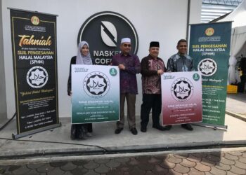 MOHD. Asri Mat Daud (dua dari kiri) bersama Pengarah Syarikat Nasken Coffee Manufacturing Sdn Bhd, Fatimatul Hazwani Che Hashim (kiri) memegang replika SPHM di Pasir Hor, Kota Bharu, Kelantan hari ini.- UTUSAN/ ROSLIZA MOHAMED.