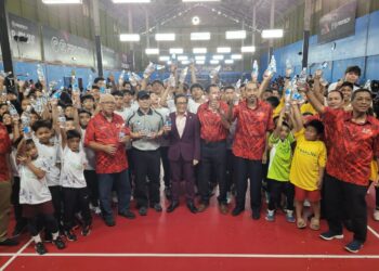 DR. Naharuddin Hashim (tengah) bersama warga PBNK dan barisan bakat muda badminton meraikan pemeteraian kerjasama antara PBNK dan Fresh Life Water Resources (M) Sdn. Bhd. di Telipot, Kota Bharu, Kelantan hari ini. - UTUSAN/MUSTAQIM MOHAMED