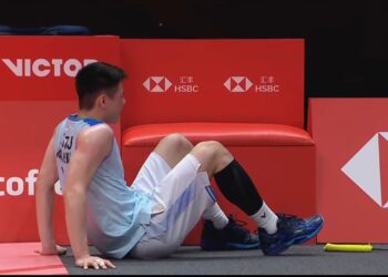 LEE Zii Jia mengalami kecederaan buku lali kanan ketika aksi terakhir Kumpulan A Jelajah Dunia Akhir BWF 2024 menentang pemain China, Li Shi Feng di Hangzhou, China, hari ini. - IHSAN LAMAN X