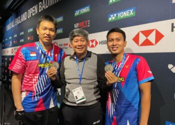 HERRY Iman Pierngadi (tengah) bersama beregu lelaki Indonesia, Mohammad Ahsan (kanan) dan Hendra Setiawan ketika kejohanan All England pada 2022. - IHSAN IG HERRY IP