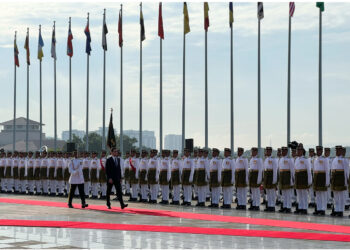 SERDAR Berdimuhamedov diberi sambutan rasmi di Bangunan Perdana Putra di Putrajaya. - UTUSAN/KAMARIAH KHALIDI