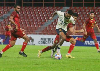 ALVIN Mateus Fortes cuba melepasi halangan pertahanan lawan pada aksi Liga Super di antara Negeri Sembilan dan Selangor di Stadium Tuanku Abdul Rahman Paroi, Seremban hari ini.-UTUSAN.MOHD. SHAHJEHAN MAAMIN.