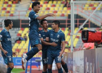 PENYERANG TFC, Nelson Wilfredo Bonilla Sanchez (kanan) meraikan jaringan bersama rakan sepasukan pada aksi suku akhir pertama Piala Malaysia menentang NSFC di Stadium Tuanku Abdul Rahman, Paroi, Seremban, semalam.-UTUSAN/MOHD. SHAHJEHAN MAAMIN.