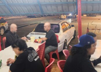 ANTARA perokok yang tidak mengendahkan larangan merokok di sebuah kedai makan di Bangsar.