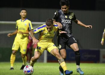 MANUEL Hidalgo (tengah) wira Sri Pahang apabila menjaringkan hatrik sekali gus melayakkan pasukan itu ke separuh akhir Piala Malaysia.