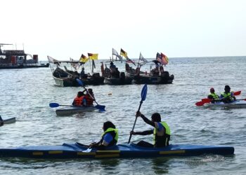 BERKAYAK merupakan antara aktiviti yang diadakan pada Fiesta Pantai Port Dickson 2024 di Pantai Batu 5, Port Dickson hari ini.-UTUSAN/NOR AINNA HAMZAH.