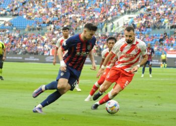 PEMAIN JDT Romel Morales cuba melepasi asakan pertahanan KL City FC Adrijan Rudovic pada aksi timbal balik suku akhir Kedua di Stadium Sultan Ibrahim, Iskandar Puteri disini. UTUSAN/RAJA JAAFAR ALI