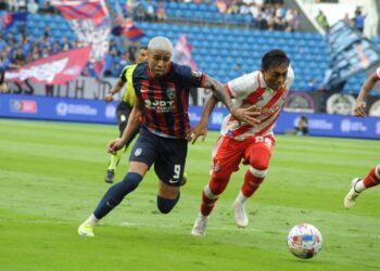 BERGSON Da Silva meledak dua gol ketika membantu JDT membenam KL City FC 4-0 dalam aksi timbal balik suku akhir Piala Malaysia di Stadium Sultan Ibrahim, kelmarin.