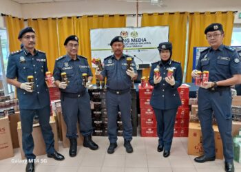 MOHD Asri Seman menunjukkan barang rampasan rokok dan minuman keras dalam sidang akhbar di Pejabat Kastam Daerah Temerloh, Pahang. - UTUSAN/ SALEHUDIN MAT RASAD