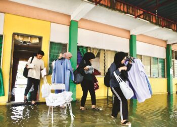 Empat calon SPM di Kedah yang mengulangkaji pelajaran di pusat pemindahan sementara, baru-baru ini. – Gambar hiasan