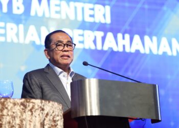 MOHAMED Khaled Nordin berucak ketika Majlis Menandatangani Nota Kerjasama di antara Kementerian Pertahanan dan Kementerian Pendidikan Tinggi bertempat di Dewan Perkasa, Wisma Perwira hari ini.