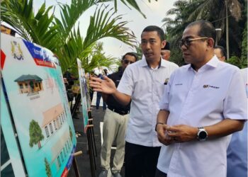 MOHAMED KHALED Nordin melawat pameran sempena  Program Kampung Angkat Madani di Felda Kampung Baru Pasak, Kota Tinggi.