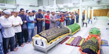 Jenazah lima keluarga yang maut dalam kemalangan di Kilometer (KM) 204.0 Lebuh Raya Utara-Selatan arah utara dari Ayer Keroh ke Simpang Ampat, Melaka disolatkan di Surau Al Ikhlas Bandar Baru Bangi, Seksyen 4 Tambahan Bangi, semalam. – utusan/SADDAM YUSOFF