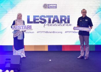 NORLIZA Abdul Rahim (kiri) bersama Ketua Eksekutif PTPTN, Ahmad Dasuki Abdul Majid ketika majlis peluncuran Kempen LESTARIPendidikan di Kuala Lumpur, semalam. – UTUSAN/M.FIRDAUS M.JOHARI