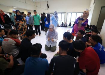 FADHLINA Sidek beramah mesra dengan calon SPM yang terjejas banjir di Asrama Sekolah Menengah Kebangsaan Sri KIambang di Pasir Mas, Kelantan semalam. -UTUSAN/KAMARUL BISMI KAMARUZAMAN