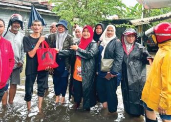 DR. Hafidzah Mustakim (empat) kanan semasa turun menyantuni penduduk yang terkesan dengan banjir di DUN Kota Lama, Kota Bharu, Kelantan.