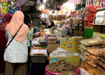 ORANG ramai mengambil kesempatan cuti sekolah untuk membeli-belah di Pasar Siti Khadijah, Kota Bharu, Kelantan. - UTUSAN/ ROSLIZA MOHAMED