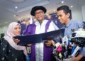 Dr Azizi Hamid bersama isteri dan anaknya selepas menerima Anugerah Ijazah Doktor Falsafah (Doctor of Philosophy (Business Administration) pada Majlis Konvokesyen Ke 2 Universiti Poly-Tech Malaysia di WTC. Foto : Saddam Yusoff