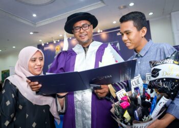 Dr Azizi Hamid bersama isteri dan anaknya selepas menerima Anugerah Ijazah Doktor Falsafah (Doctor of Philosophy (Business Administration) pada Majlis Konvokesyen Ke 2 Universiti Poly-Tech Malaysia di WTC. Foto : Saddam Yusoff