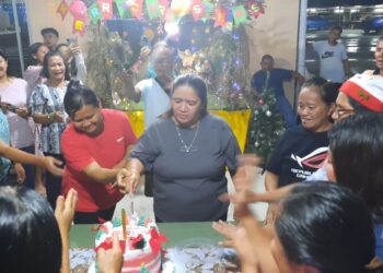 KAUM  wanita Kampung Paon Sungai Rimu mengetuai upacara pemotongan kek bagi Sambutan Krismas.